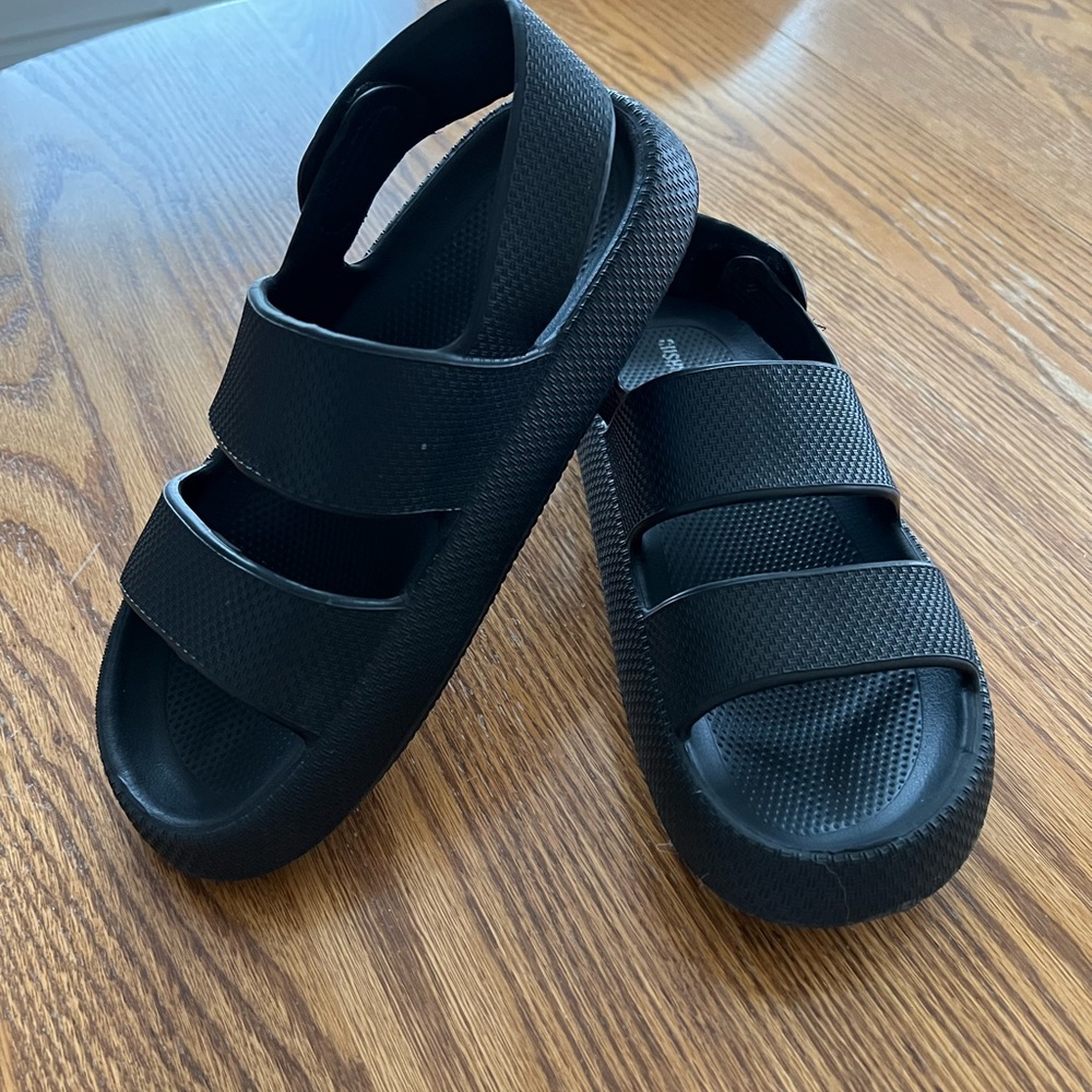 Cushionaire sandal with back strap.
